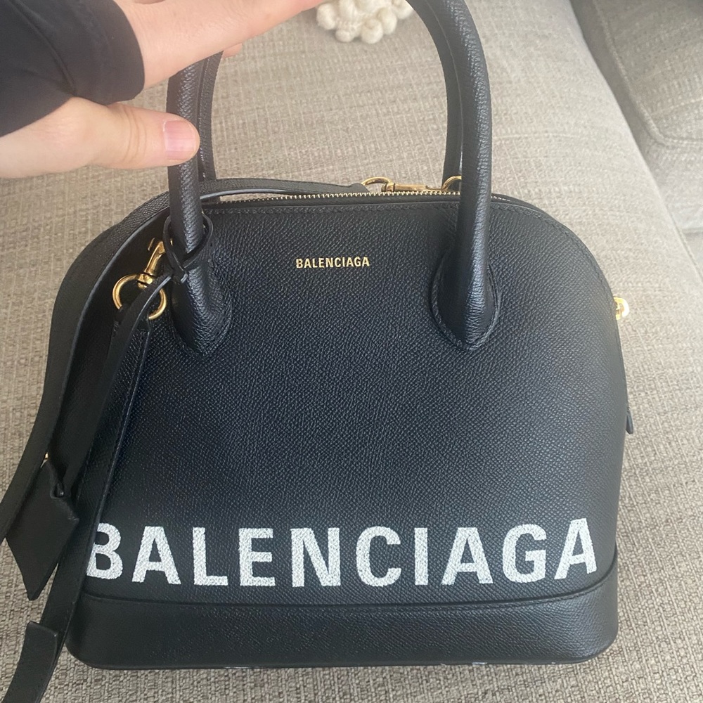 Crossbody on trend black purse